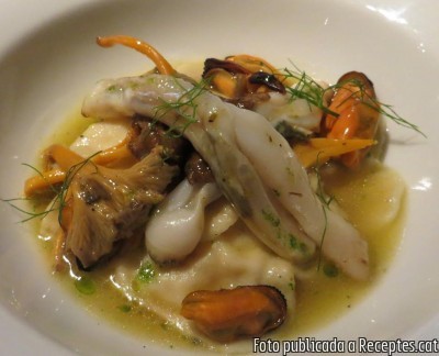 Raviolis de carbassa acompanyats amb camagrocs, musclos de roca i navalles